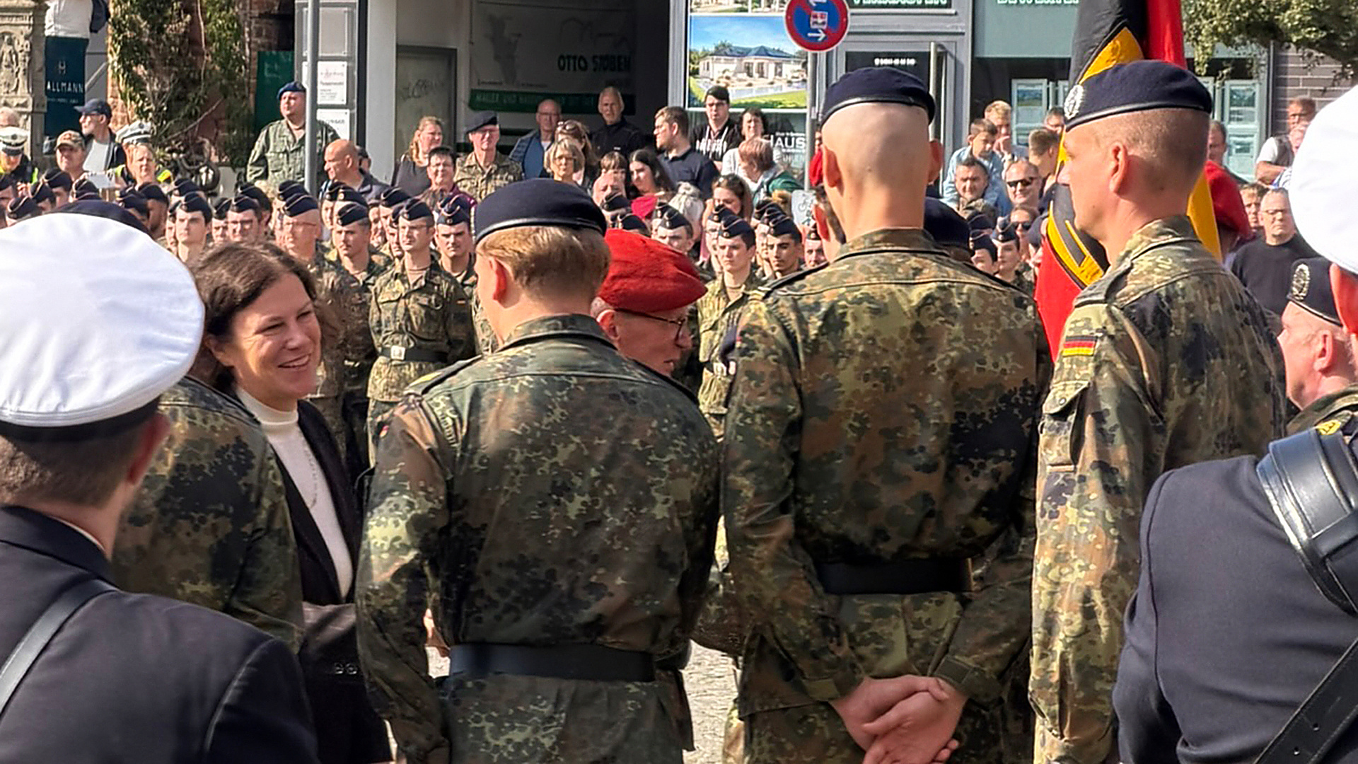 Landtagspräsidentin Kristina Herbst beim Abschreiten der Front im Rahmen des öffentlichen Gelöbnisses in Husum