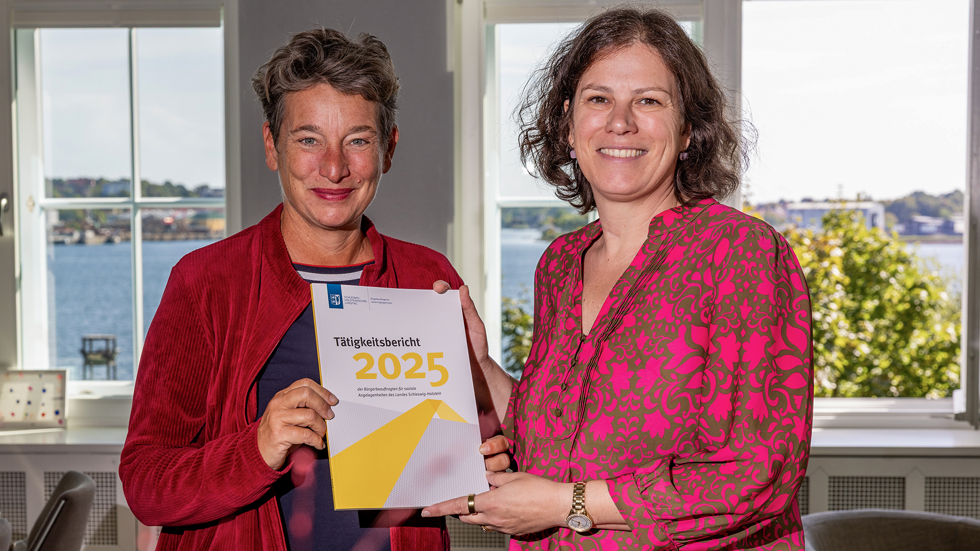 Die Bürgerbeauftragte für soziale Angelegenheiten, Anke Erdmann übergibt den Tätigkeitsbericht für das Jahr 2025 an Landtagspräsidentin Kristina Herbst