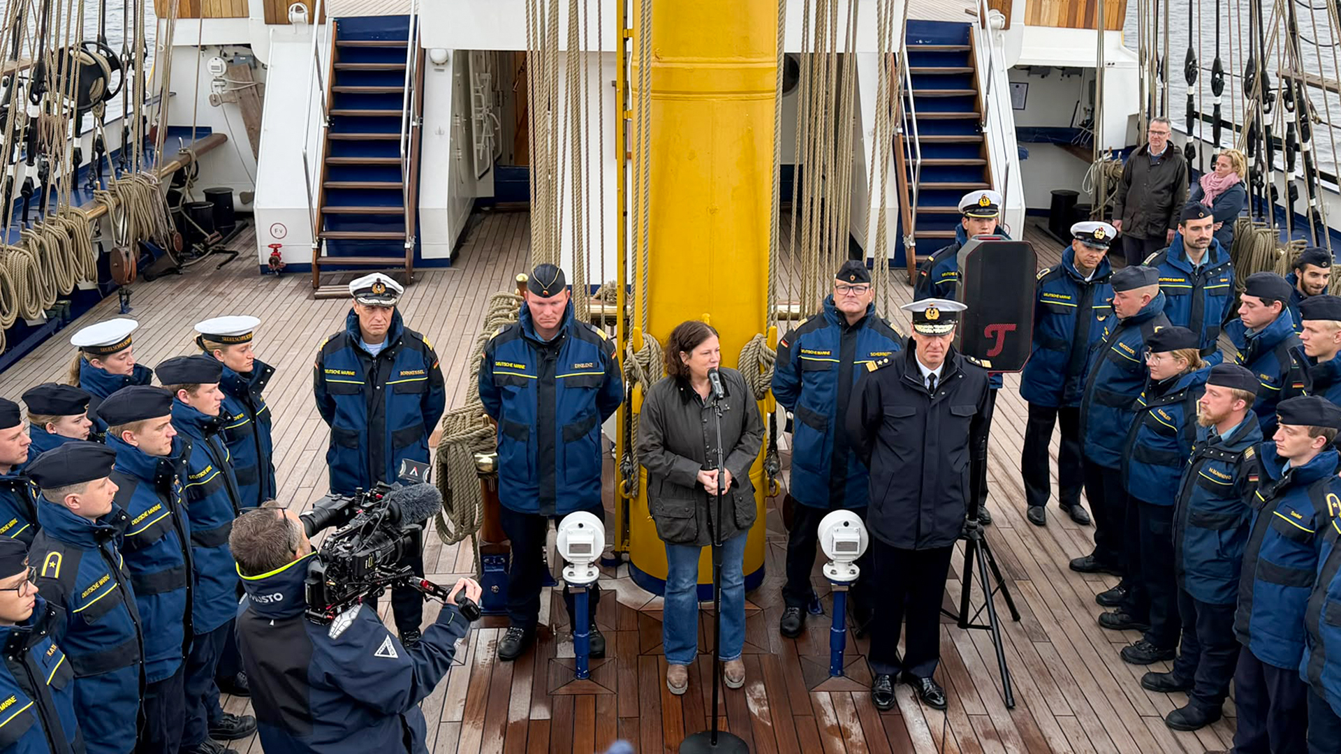 Landtagspräsidentin Kristina Herbst spricht zu den Marinesoldatinnen und Marinesoldaten auf der Gorch Fock bei ihrer Rückkehr in den Heimathafen Kiel