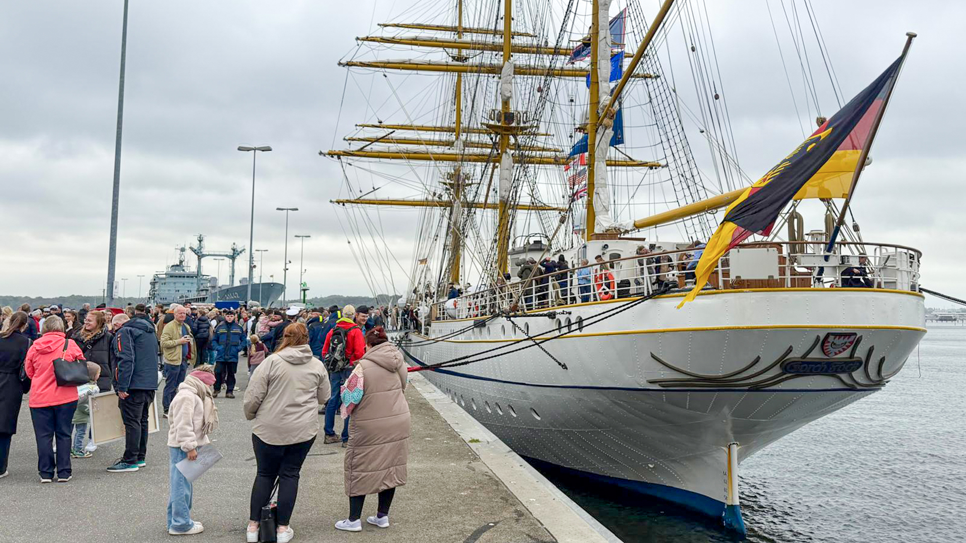 Die Gorch Fock liegt an der gleichnamigen Mole im Heimathafen Kiel