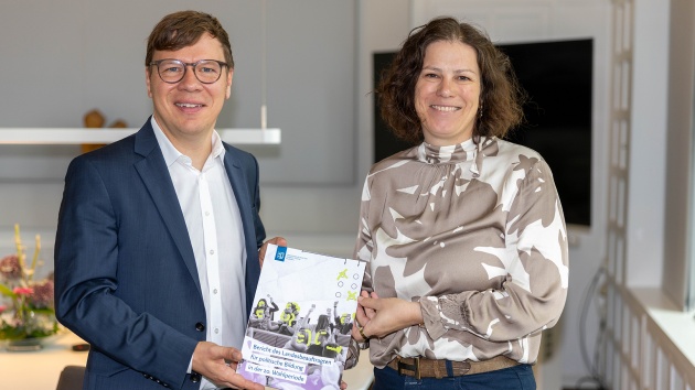 Der Landesbeauftragte für politische Bildung, Christian Meyer-Heidemann, übergibt Landtagspräsidentin Kristina Herbst seinen Bericht für die 20. Wahlperiode übergeben