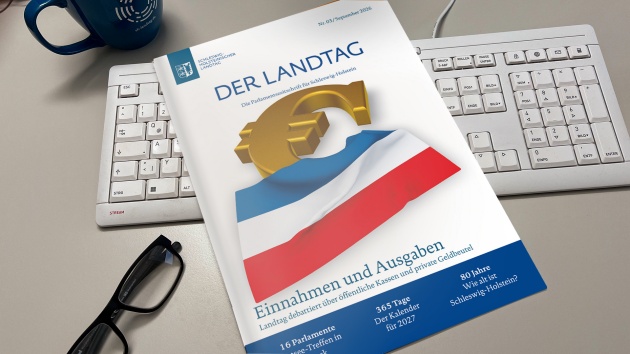 Das Landtagsmagazin "Der Landtag" liegt auf einer Tastatur