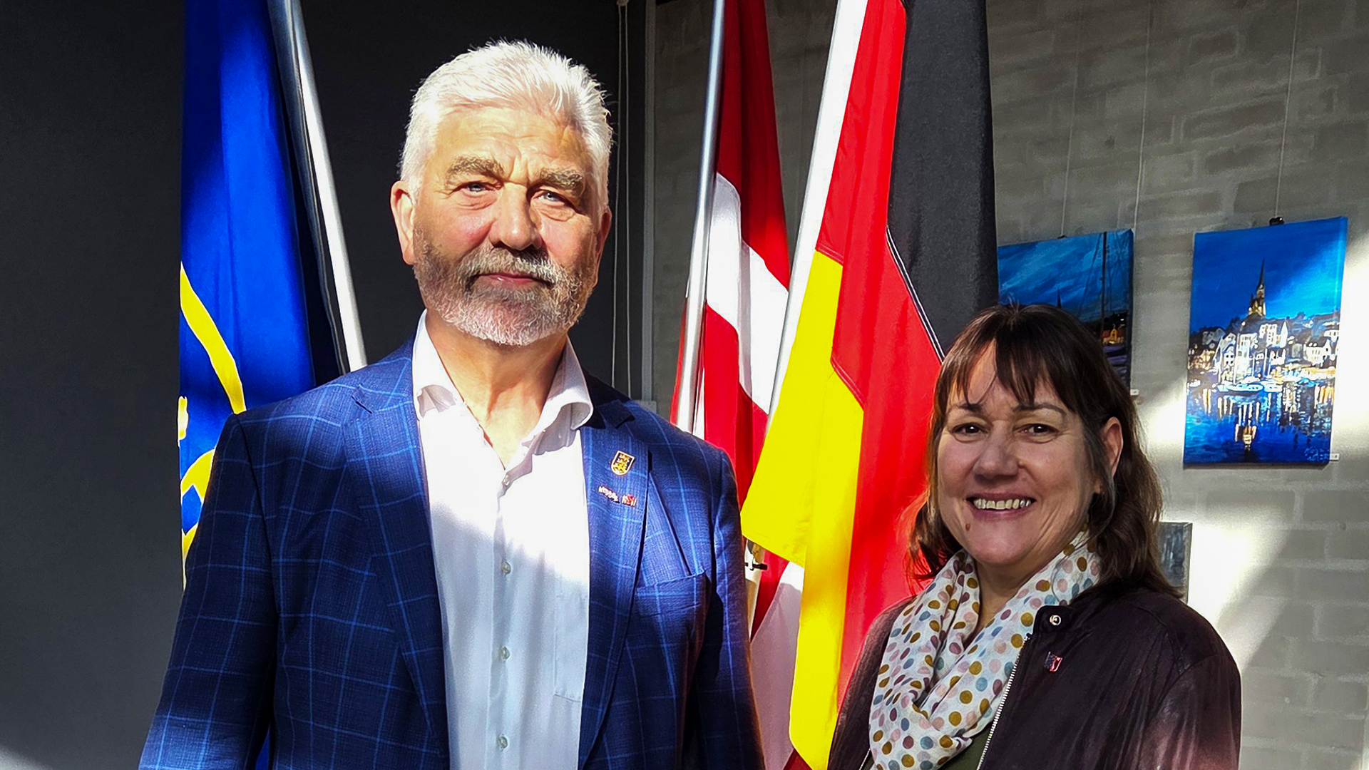 Beate Raudies mit dem ehemaligen Hauptvorsitzenden des Bund Deutscher Nordschleswiger (BDN), Hinrich Jürgensen, im Rahmen der Feierlichkeiten zum Tag der Deutschen Einheit