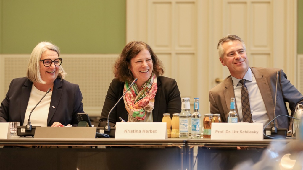 Bildungsministerin Dorit Stenke, Landtagspräsidentin Kristina Herbst und Landtagsdirektor Utz Schliesky (v. l.) beim Friesengremium im Oktober 2026 