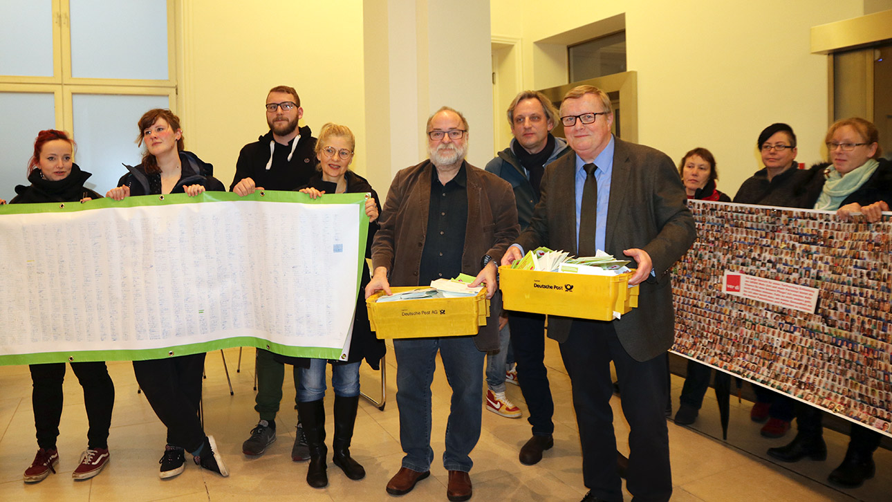 Beschäftigte des UKSH überreichen im Landeshaus Unterschriften an Mitglieder des Sozialausschusses. Vorne zu sehen: Wolfgang Baasch (l., SPD) und Werner Kalinka.