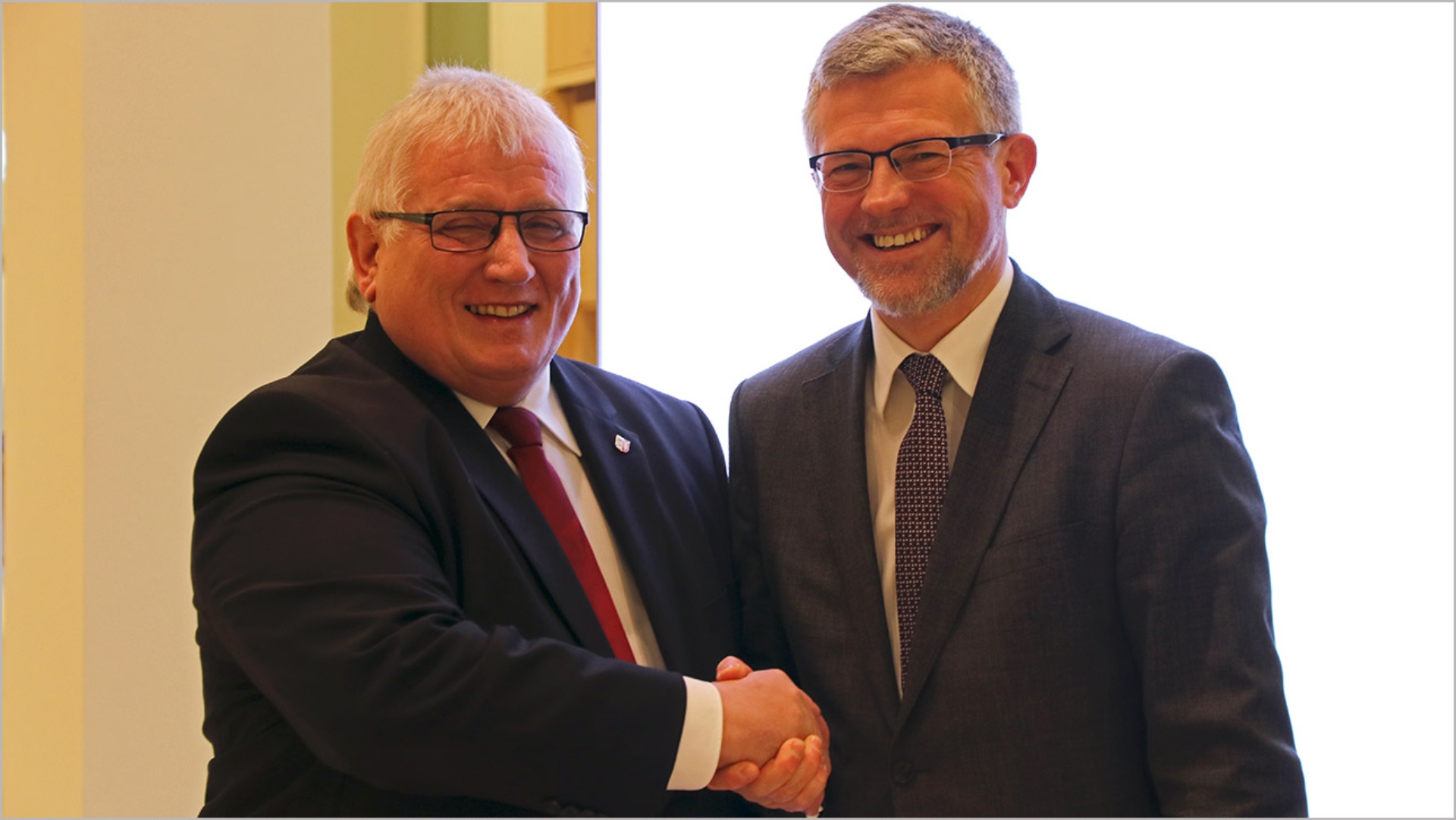 Landtagspräsident Klaus Schlie (l.) begrüßt den ukrainischen Botschafter Andrii Melnyk mit einem Handschlag.