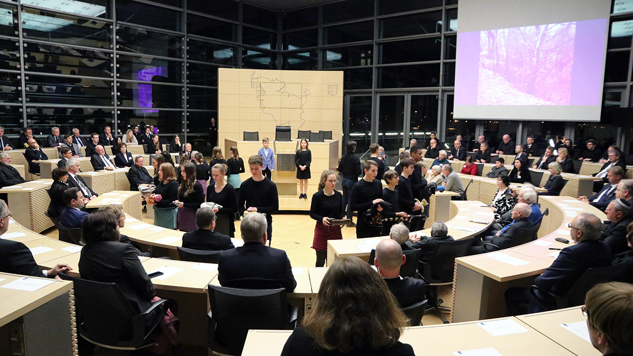 Schüler der Hebbelschule sowie Mitglieder des Kinder- und Jugendtheaters der Jüdischen Gemeinde Kiel präsentierten Theaterszenen zu vorgelesenen Erinnerungen von Zeitzeugen aus jüdischen Gemeinden in Schleswig-Holstein. 