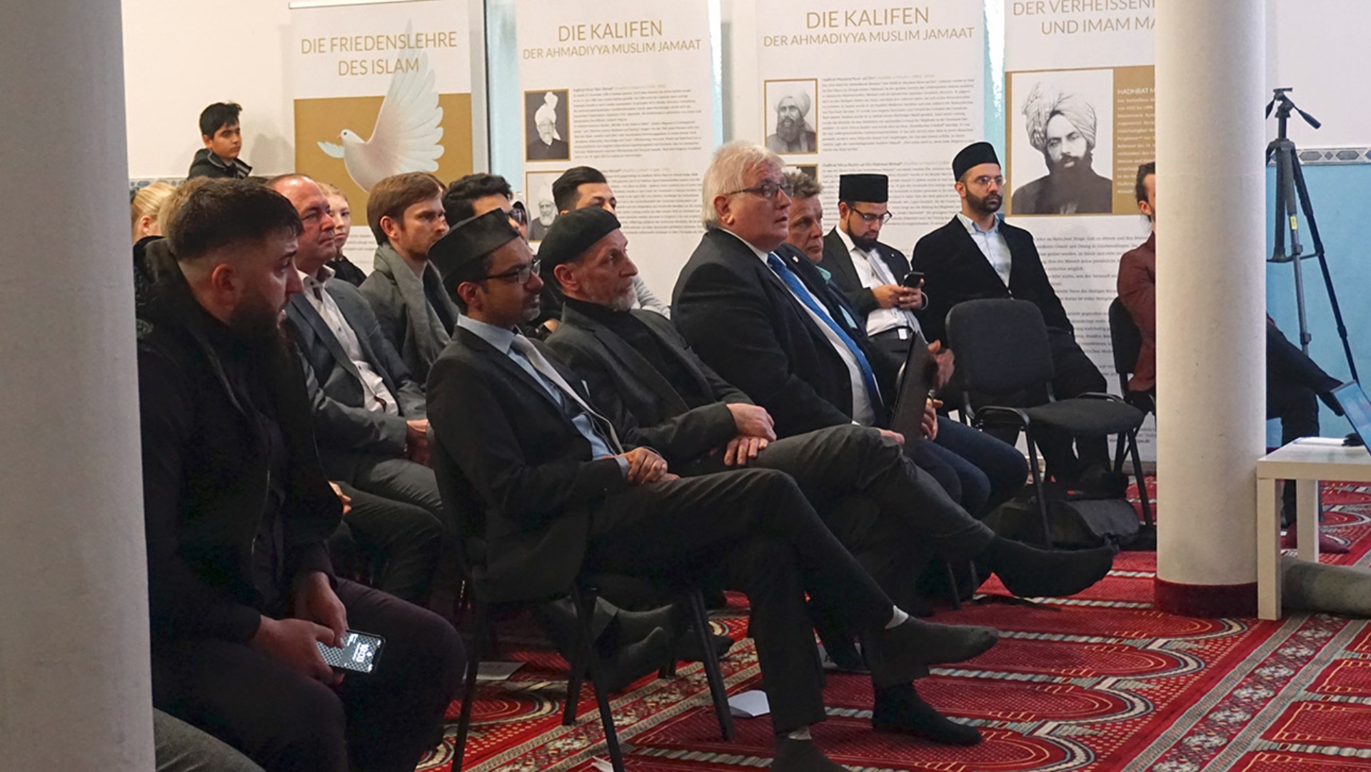 Landtagspräsident Klaus Schlie (vorne Mitte) beim Besuch in der Kieler Habib-Moschee.