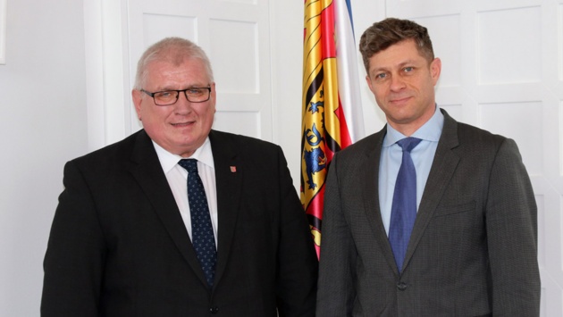 Landtagspräsident Klaus Schlie (l.) mit dem israelischen Gesandten Aaron Sagui in seinem Dienstzimmer.