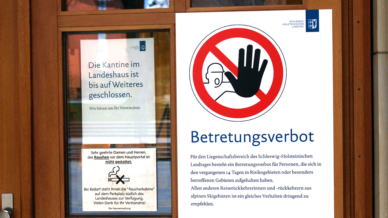 Verbotsschilder hängen an der Eingangstür zum Kieler Landeshaus.
