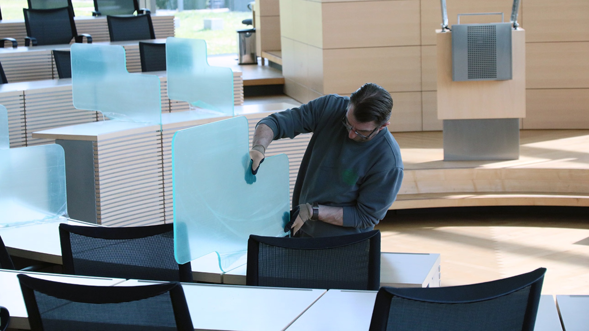 Im Plenarsaal werden Acrylglas-Schutz-Konstruktionen eingebaut.