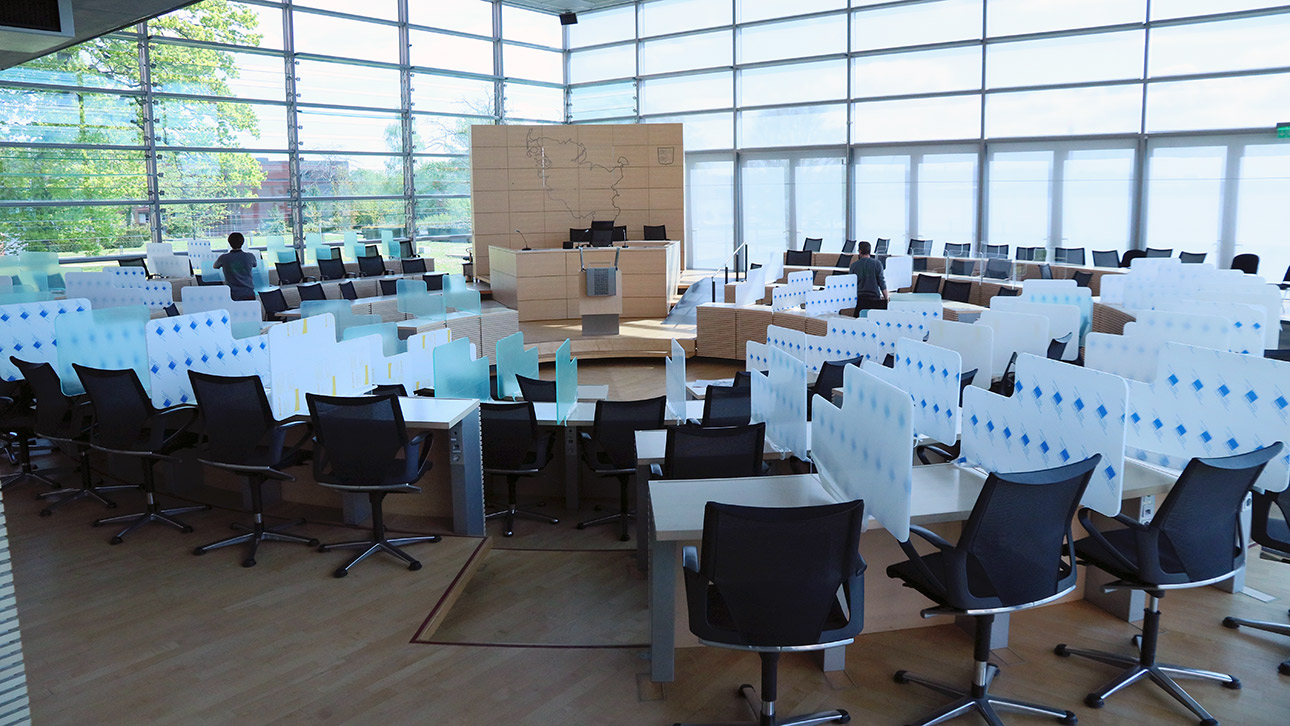 Im Plenarsaal werden Acrylglas-Schutz-Konstruktionen eingebaut.