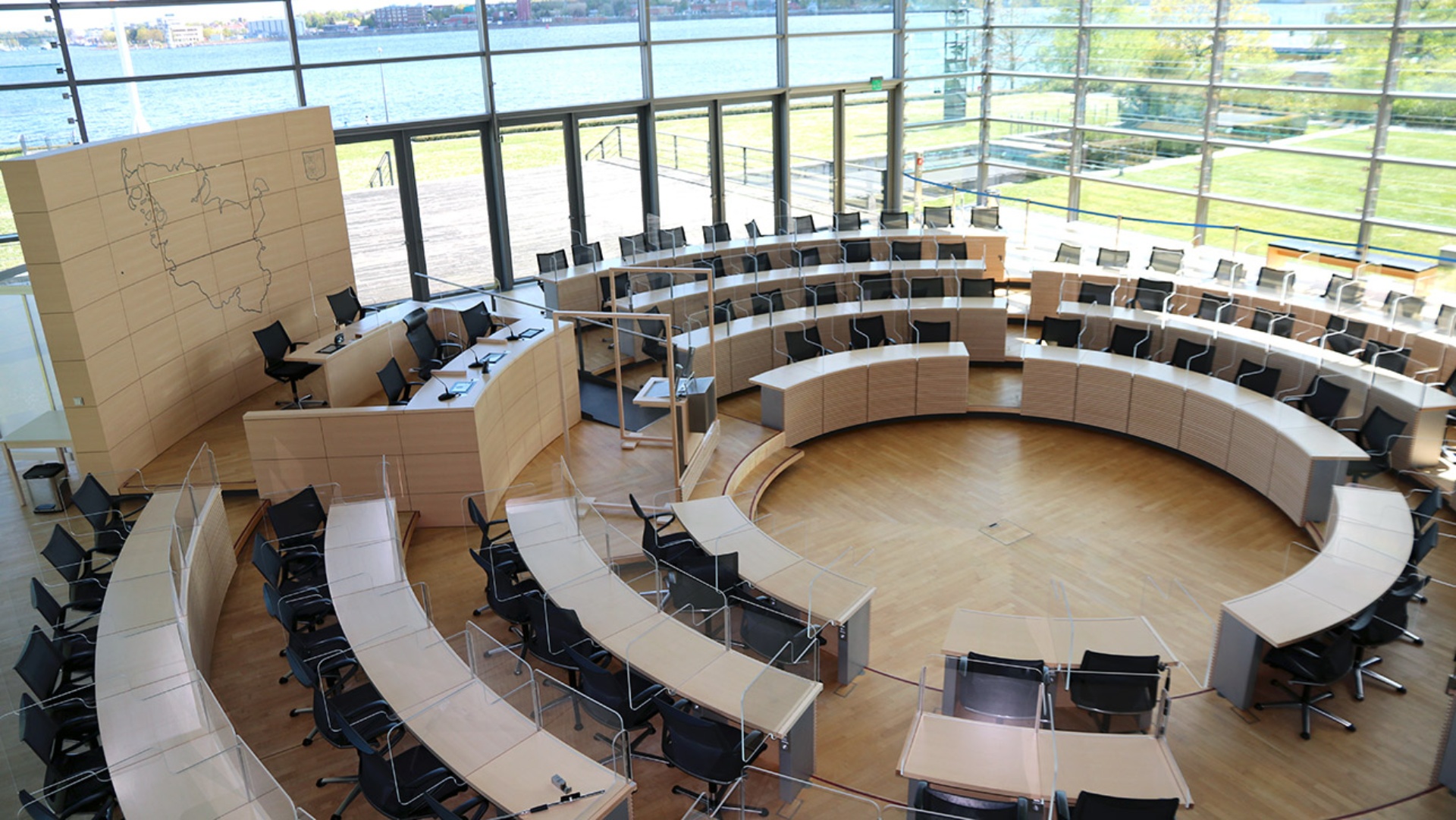 Im Plenarsaal werden Acrylglas-Schutz-Konstruktionen eingebaut.