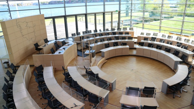 Im Plenarsaal werden Acrylglas-Schutz-Konstruktionen eingebaut.