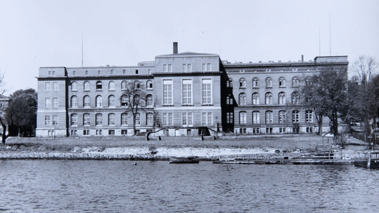 Das Landeshaus im Jahr 1950 von der Kieler Förde aus