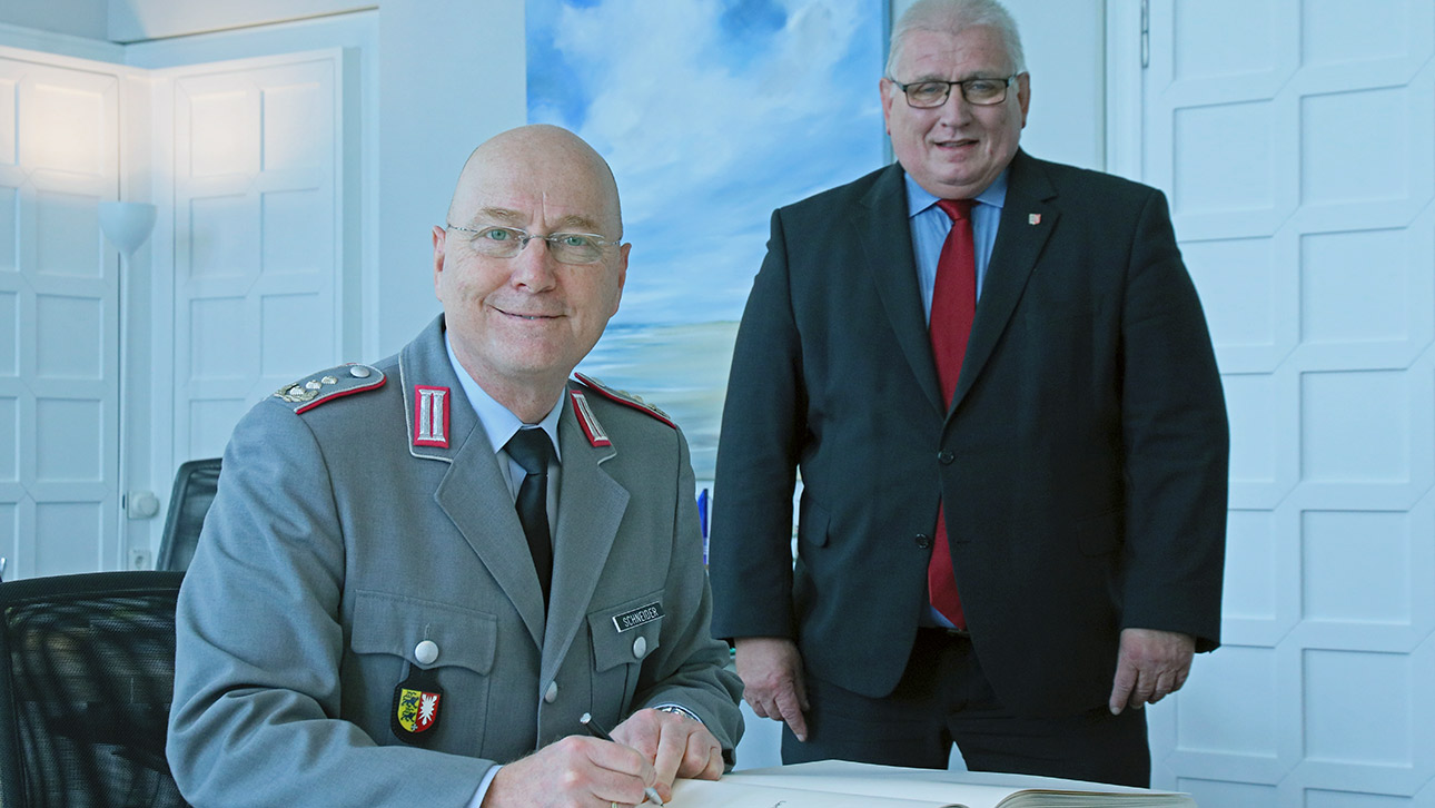Oberst Schneider (links), neuer Kommandeur des Landeskommandos Schleswig-Holstein zu Gast bei Landtagspräsident Klaus Schlie in seinem Dienstzimmer