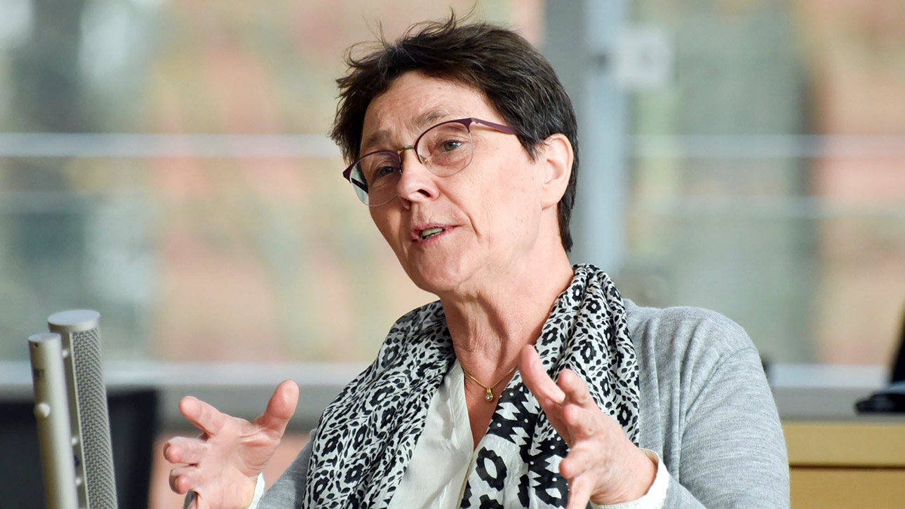 Finanzministerin Monika Heinold  von den Grünen hält eine Rede im Plenarsaal des Schleswig-Holsteinischen Landtages.