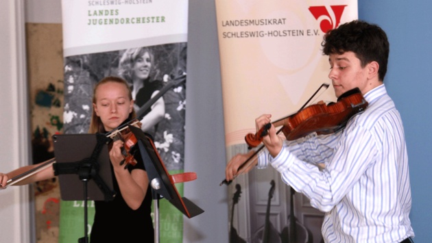 Die Geschwister Amèlia und John Fellows Morey an der Violine