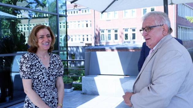 Die bulgarische Botschafterin Elena Shekerletova und Landtagspräsident Klaus Schlie unterhalten sich unter einmen großem Sonnenschirm auf der Terrasse des Gästehauses.