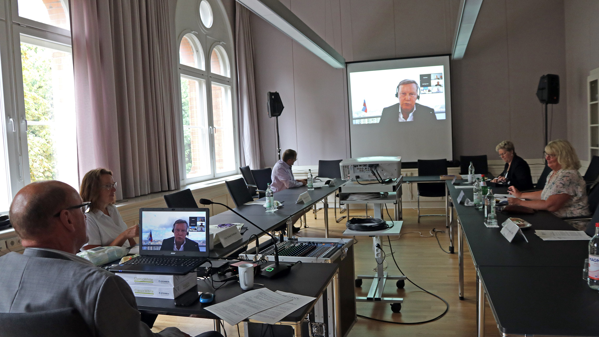 Die Abgeordneten aus Schleswig-Holstein sitzen in einem Ausschusszimmern und sind per Monitore mit den übrigen Konferenzteilnehmern verschaltet.