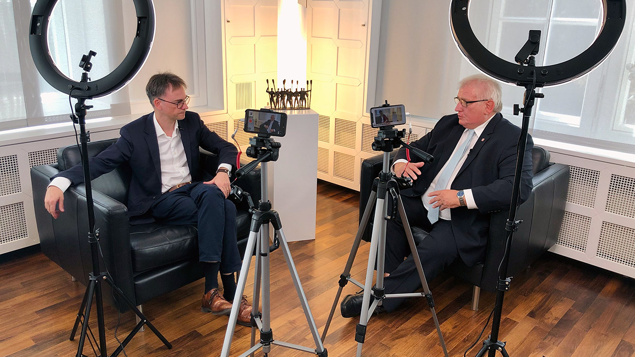 Landtagspräsident Klaus Schlie (r.) im Gespräch mit Historiker Jan Schlürmann, der ihn für das neue Videoformat des Landtages interviewt.