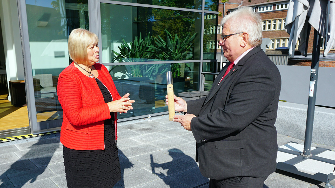 Die Landtagspräsidentin aus Sachsen-Anhalt, Gabriele Brakebusch, übergibt den Staffelstab für die Landtagspräsidentenkonferenz an Klaus Schlie.