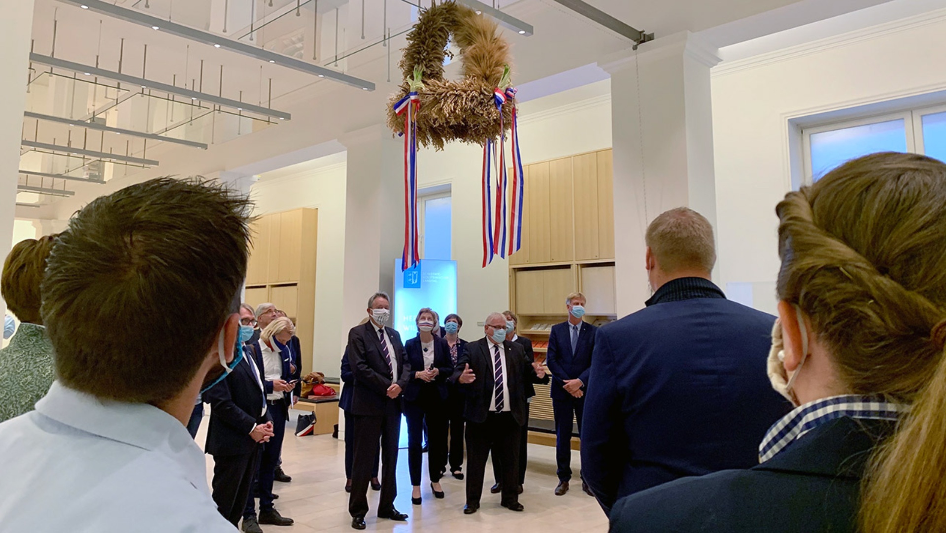 Landtagspräsident Klaus Schlie (Mitte) empfängt die Landjugend aus dem Kreis Rendsburg-Eckernförde bei der Übergabe der Erntekrone im Landeshaus.