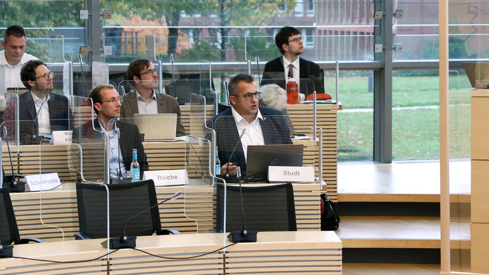 Stefan Studt, Geschäftsführer der Bundesgesellschaft für Endlagerung, spricht im Umweltausschuss zum Thema Atommüll-Endlager im Plenarsaal des Landtages.