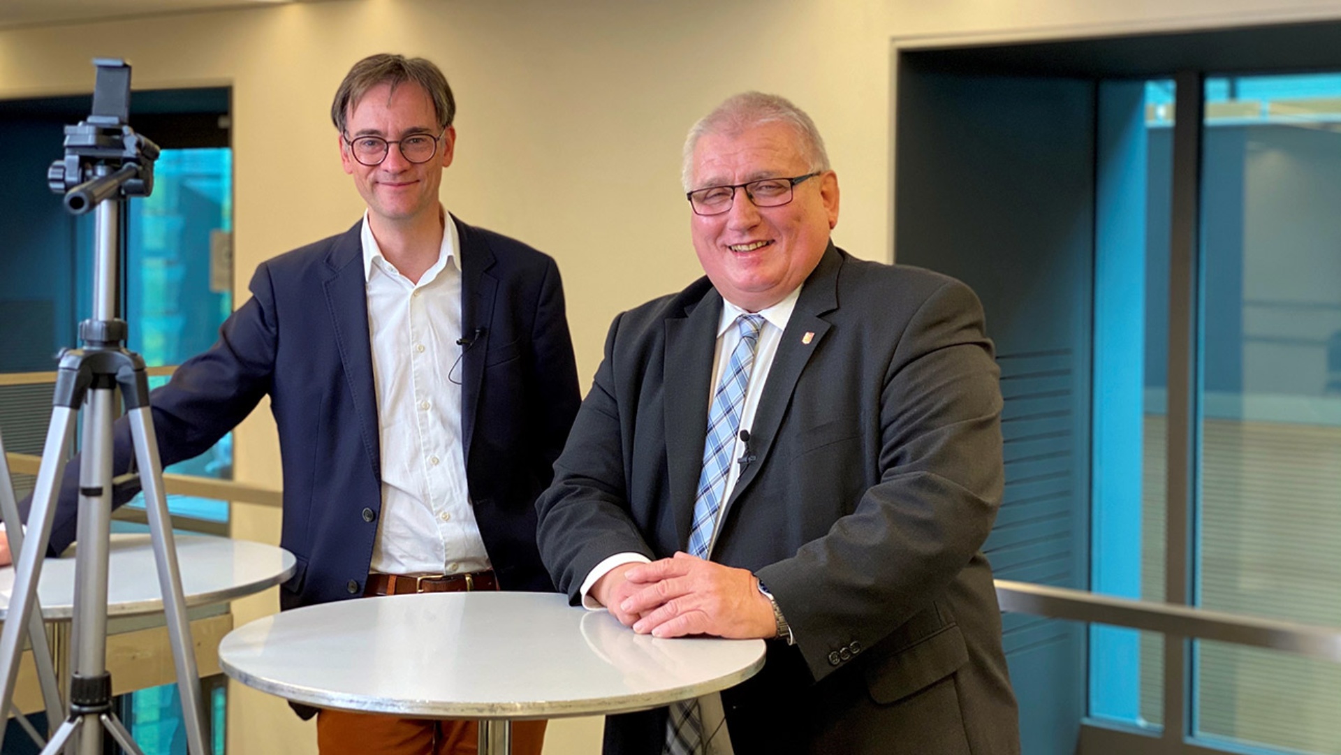 Landtagspräsident Klaus Schlie (r.) und Redenschreiber Jan Schlürmann stehen nach einem Video-Dreh zusammen.