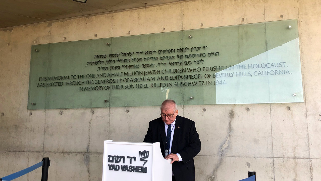 Landtagspräsident Klaus Schlie trägt sich in das Gästebuch des Holocaust-Museums Yad Vashem ein (28.11.)