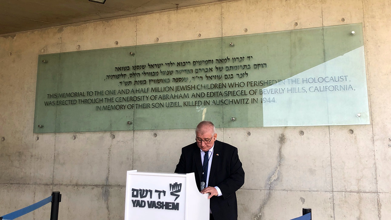 Landtagspräsident Klaus Schlie trägt sich in das Gästebuch des Holocaust-Museums Yad Vashem ein. 