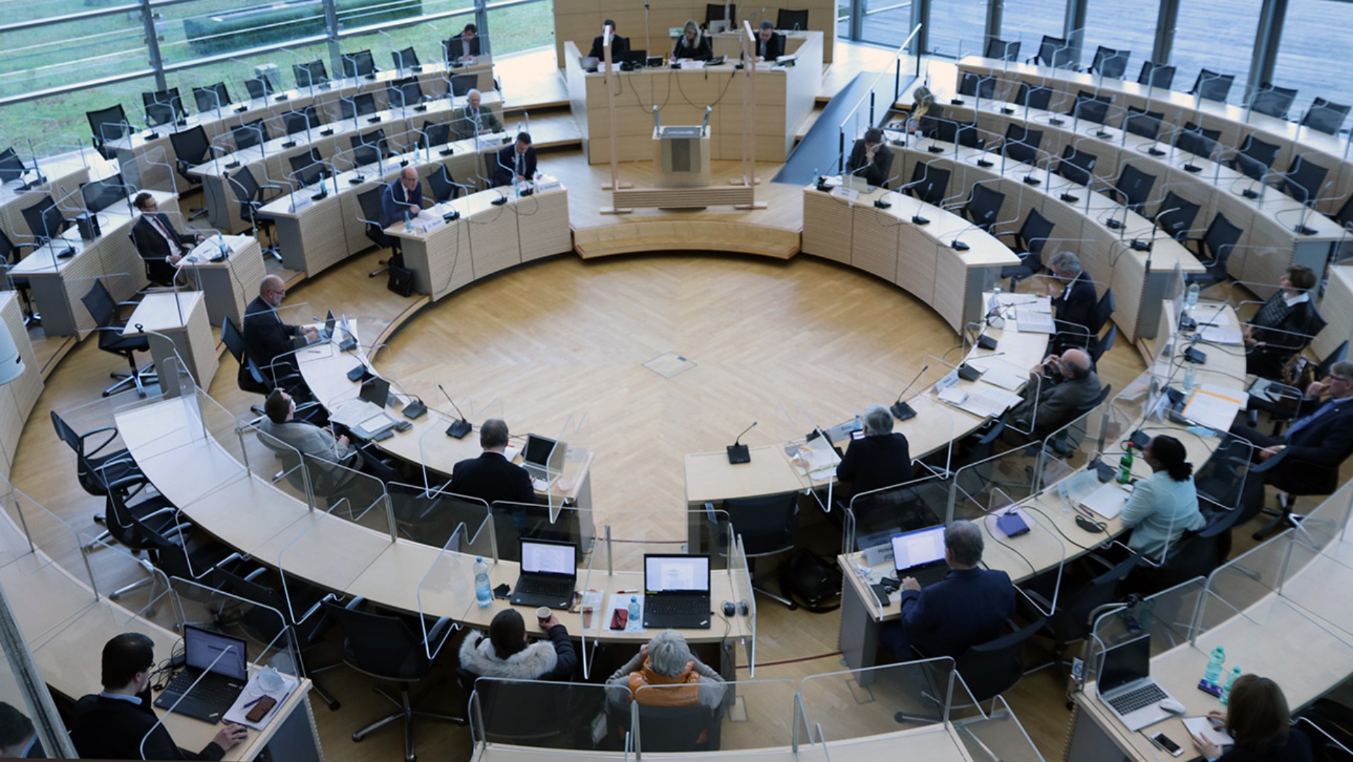 Abgeordnete und Fachleute sitzen bei einer Anhörung des Innen- und Rechtsausschusses im Plenarsaal.