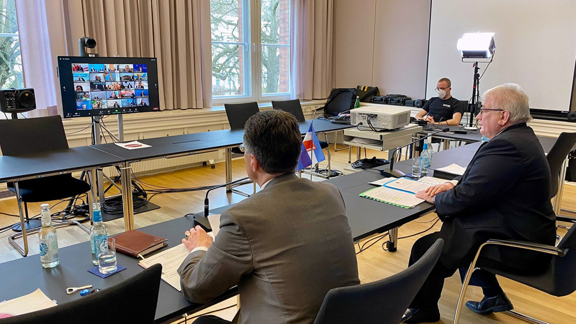 Landtagspräsident Schlie und Landtagsdirektor Schliesky bei der europaweiten Videokonferenz der Präsidenten. 