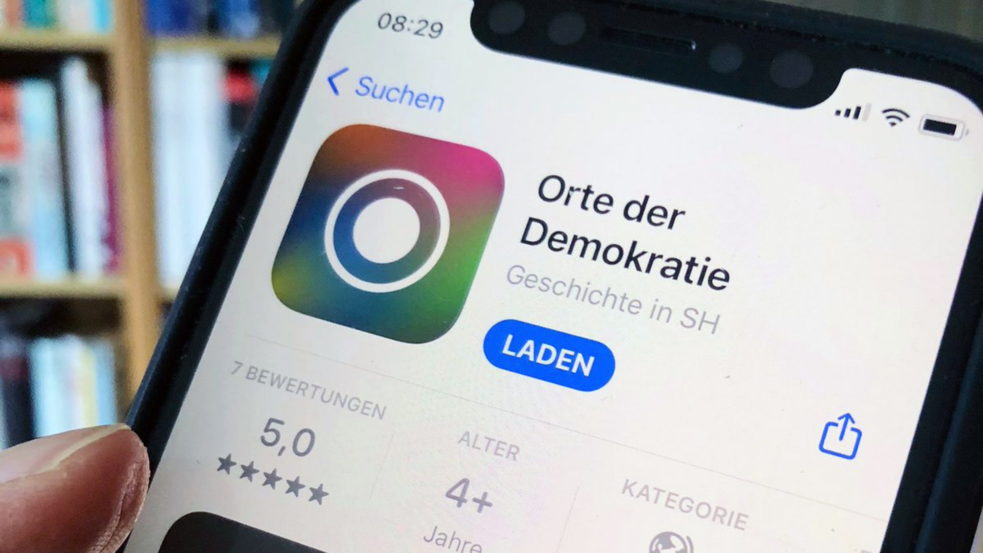 Auf einem Smartphone ist das Logo der Landtags-App "Orte der Demokratie" zu sehen.