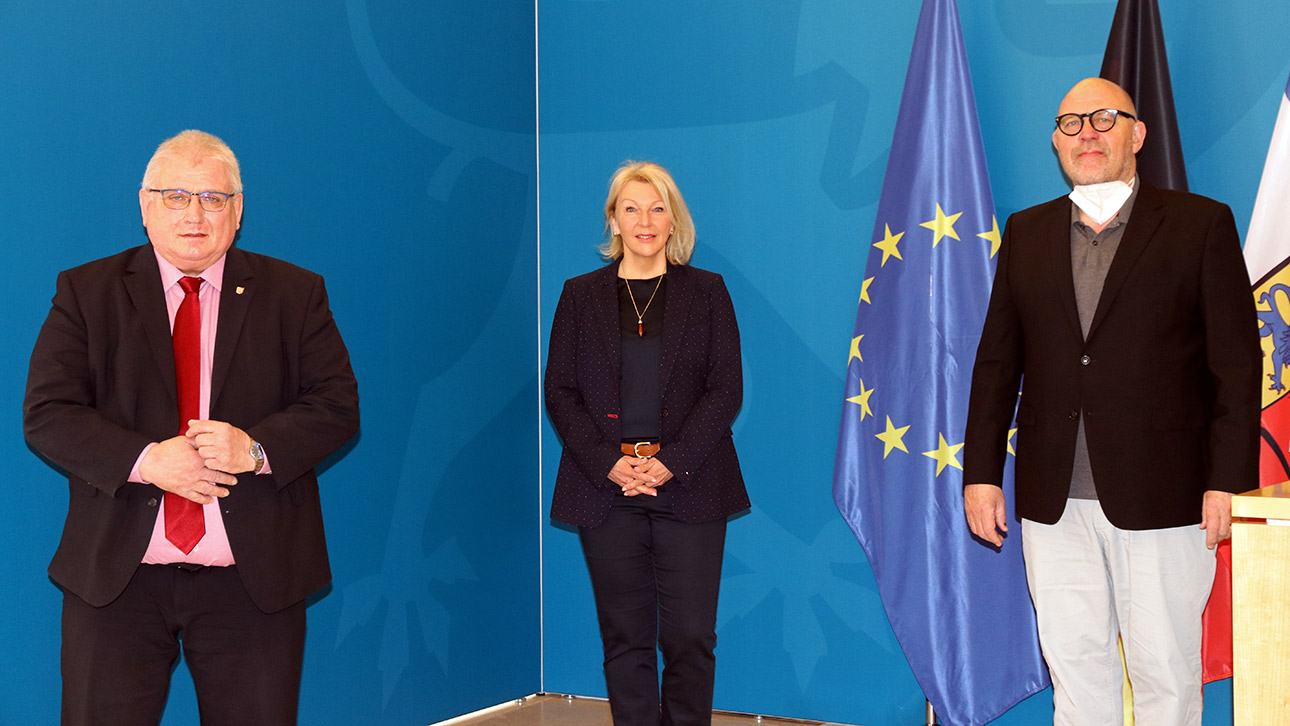 Landtagspräsident Klaus Schlie (links) mit der neuen Beauftragten für Menschen mit Behinderung, Michaela Pries und Ulrich Hase