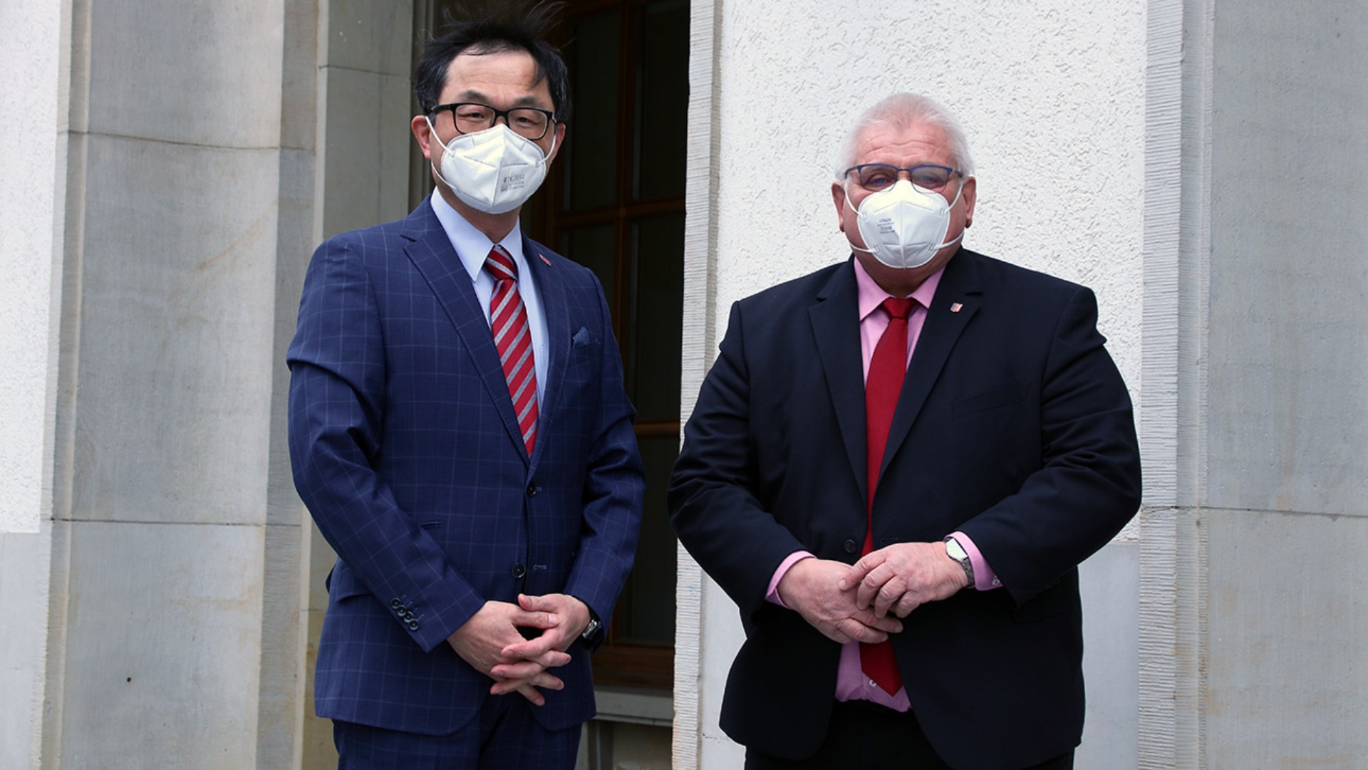 Der Generaldirektor der Hamburger Taipeh-Vertretung mit Landtagspräsident Klaus Schlie