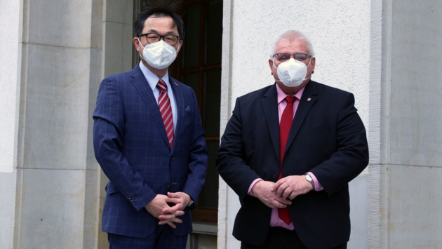 Der Generaldirektor der Hamburger Taipeh-Vertretung mit Landtagspräsident Klaus Schlie