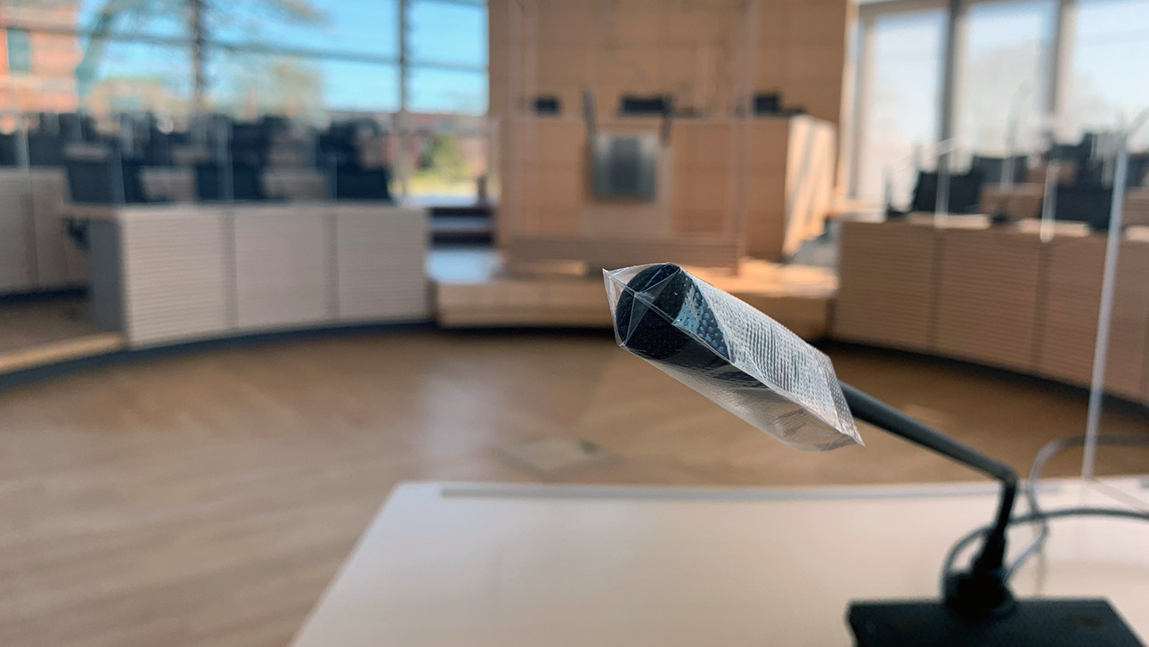 Blick in den leeren Plenarsaal mit Mirko im Vordergrund