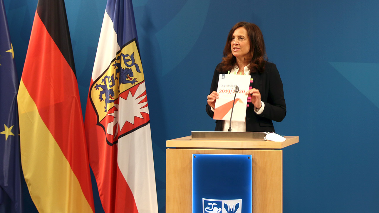 Die Leiterin der Antidiskriminierungsstelle, Samiah El Samadoni, stellt den Bericht der Antidiskriminierungsstelle vor.