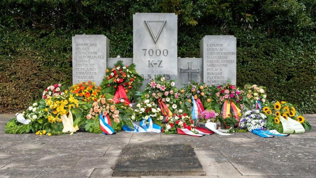 Kränze liegen vor einem Denkmal zur Erinnerung an die Opfer der Cap-Arkona-Tragödie.