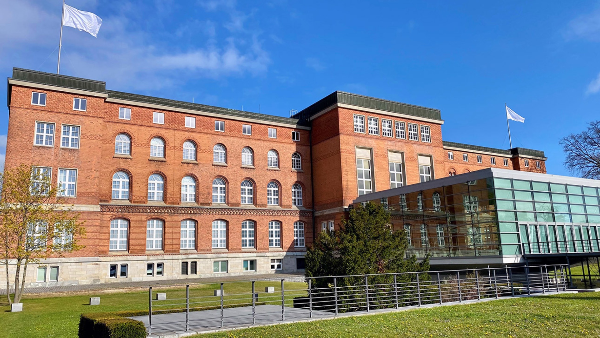 Weiße Flaggen wehen auf dem Dach des Landeshauses.