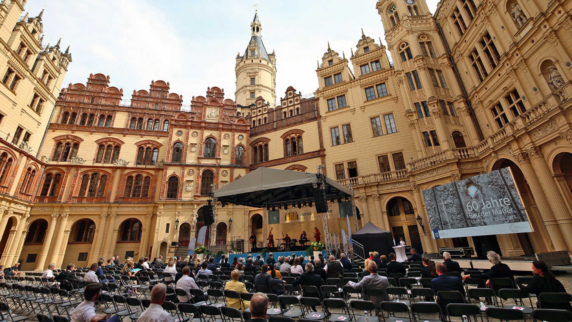 Blick in den Innenhof des Schweriner Schlosses bei der Veranstaltung zu 60 Jahren Mauerbau