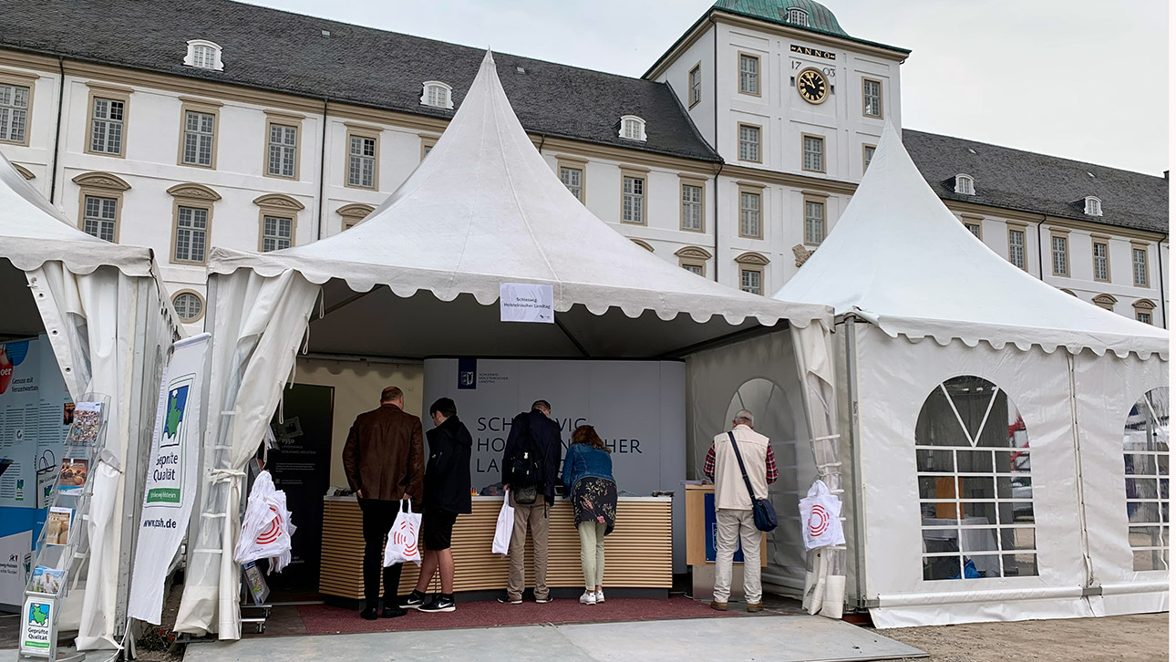 Der Messestand des Landtages ist auf dem Bürgerfest in Schleswig gut besucht.