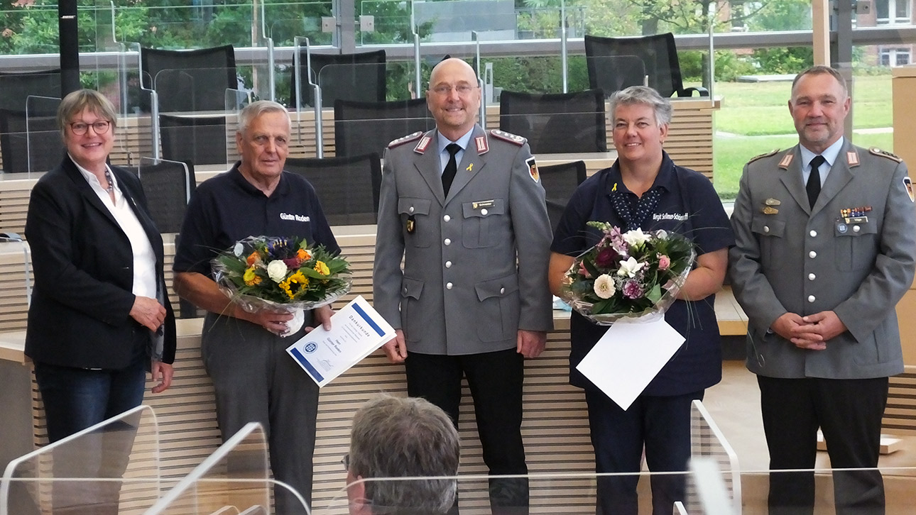 Vizepräsidentin Kirsten Eickhoff-Weber (l.) überreicht Danksagungen an ehrenamtlich Tätige des Familienbildungszentrums der Bundeswehr.