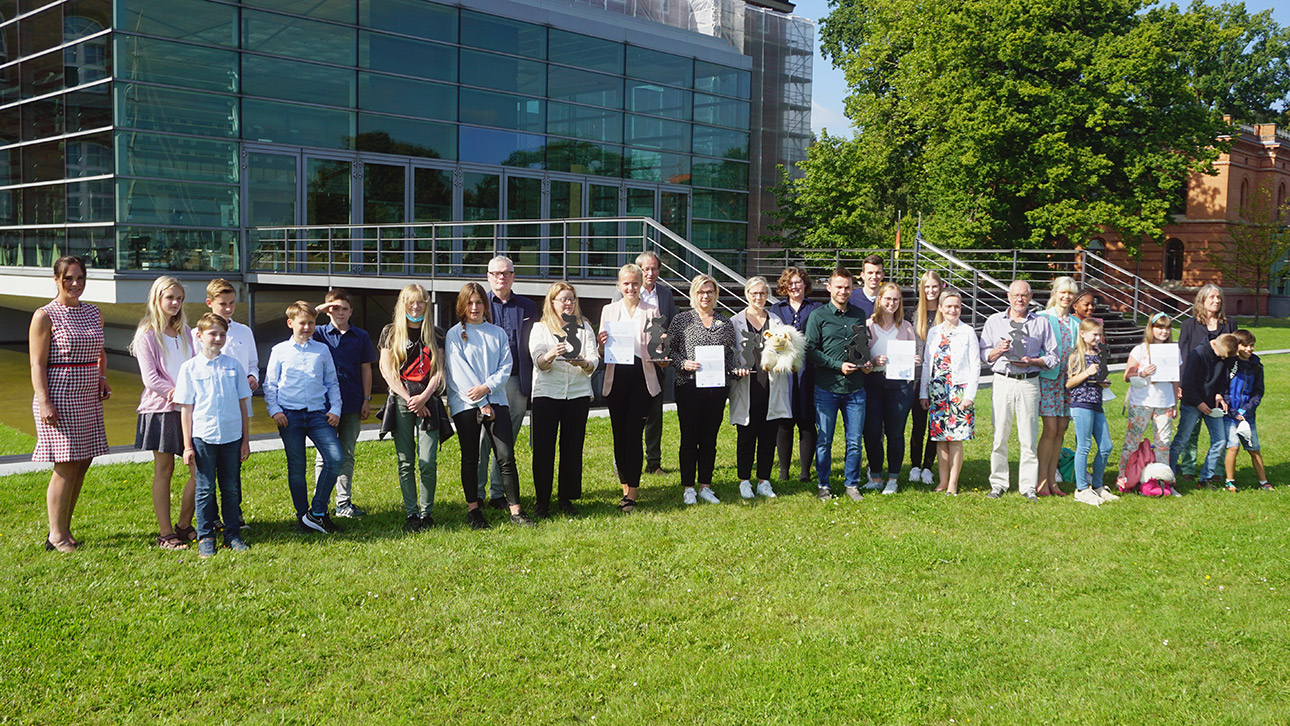 Gruppenfoto mit den Emmi Preisträgern 2021