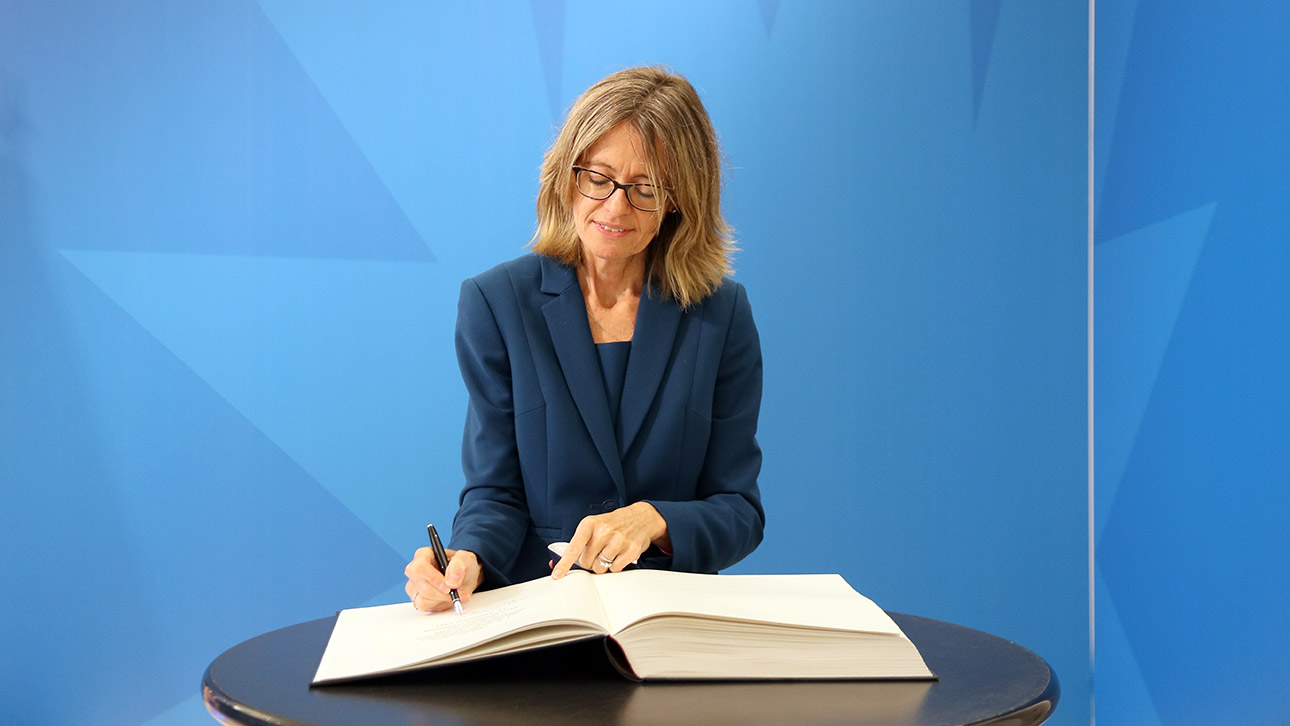 Die britische Botschafterin Jill Gallard trägt sich in  das Gästebuch des Landtages ein.