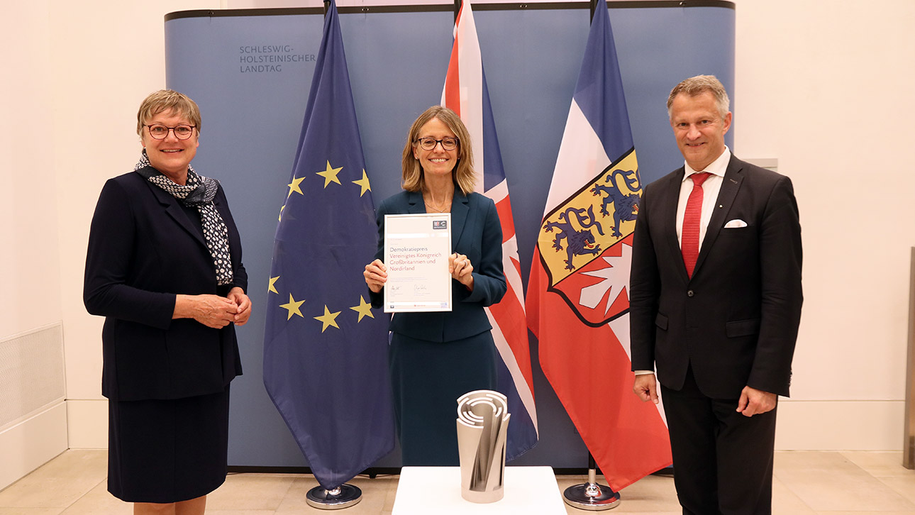 Pressefoto zur Verleihung des Demokratiepreises: (v. li.) Landtagsvizepräsidentin Kirsten Eickhoff-Weber, die britische Botschafterin Jill Gallard, Sparkassenpräsident Oliver Stolz.