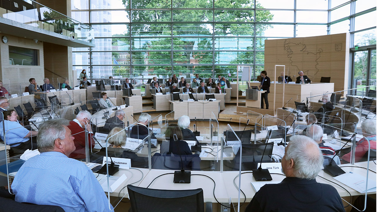 Das Altenparlament tagt im Plenarsaal des Schleswig-Holsteinischen Landtages.