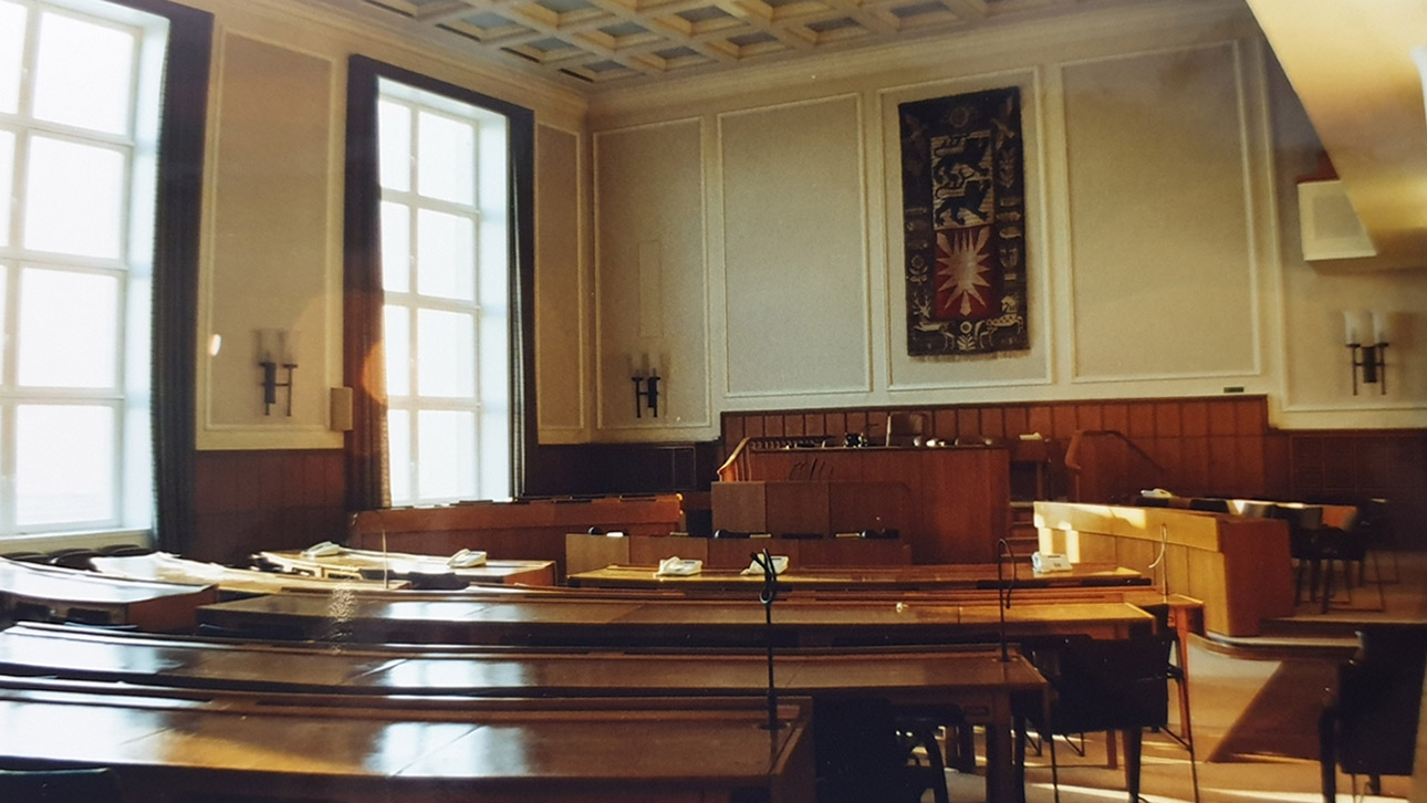 Ein Wandteppich mit Landeswappen hängt im alten Plenarsaal.