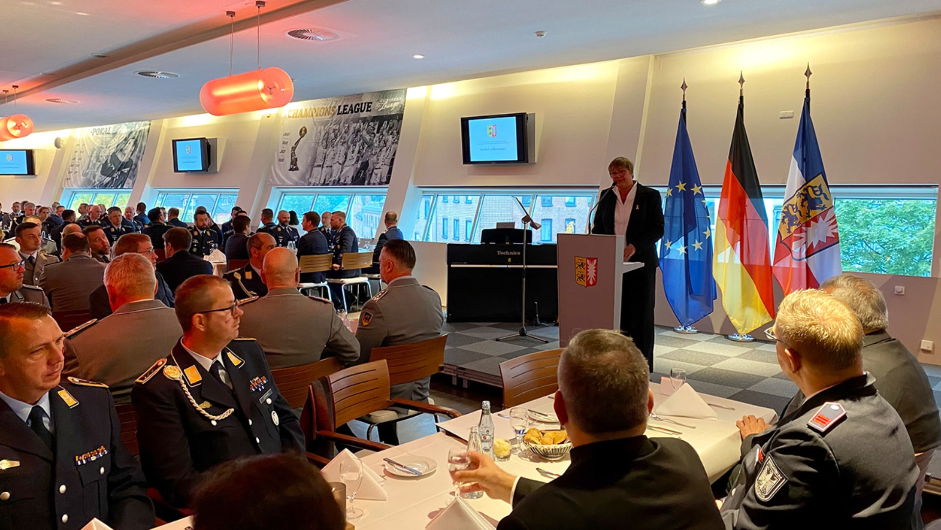 Landtagsvizepräsidentin Kirsten Eickhoff-Weber steht am Redepult und dankt den Soldaten für ihren Einsatz.